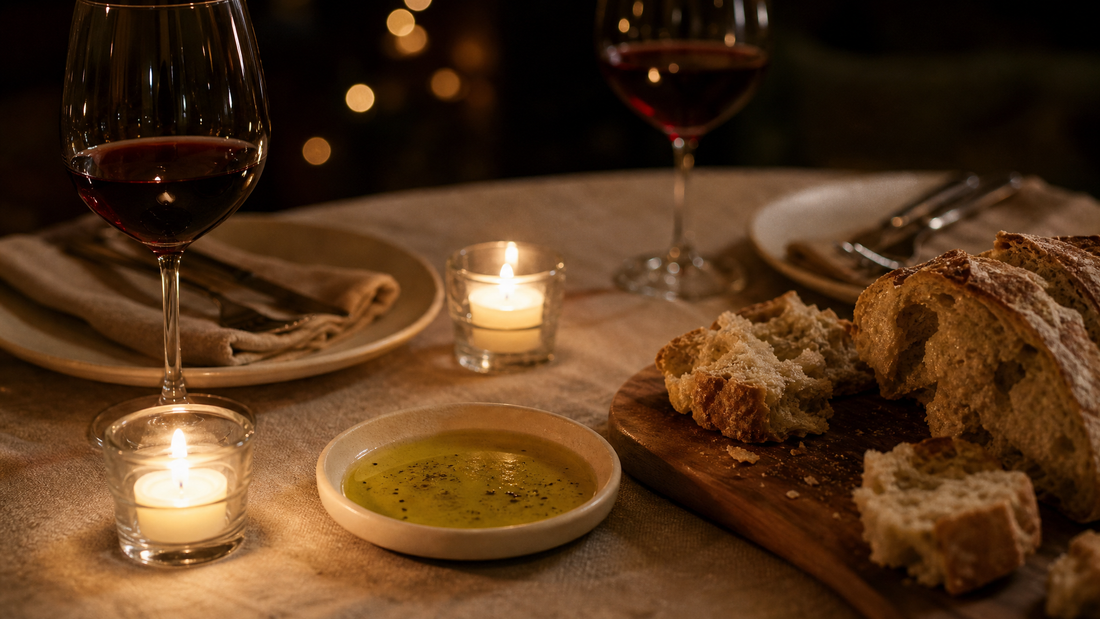 Koselig middagsbord med lys, brød og vin